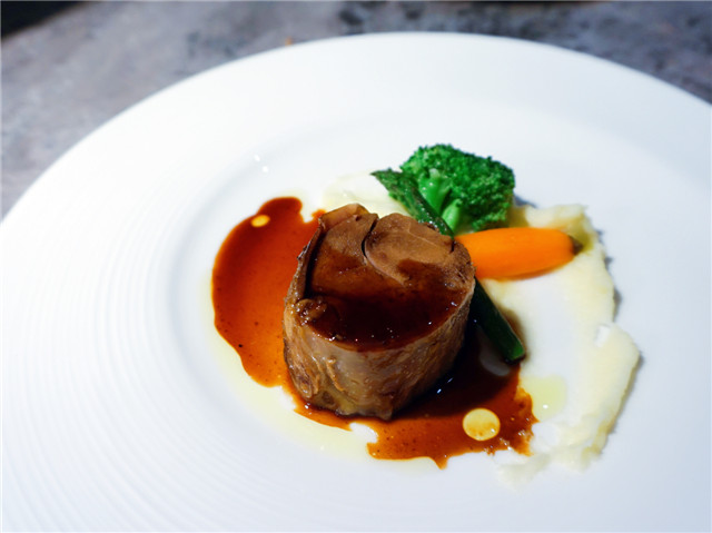 1479457244933006239.jpg 鐗涜叡鑲夐厤钄彍鍜屽湡璞嗘偿Beef Dhank with Vegetables and Potato Puree.jpg